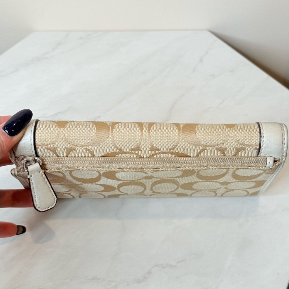 🔥Coach Tan and White Women's Clutch🔥 - Picture 3 of 6